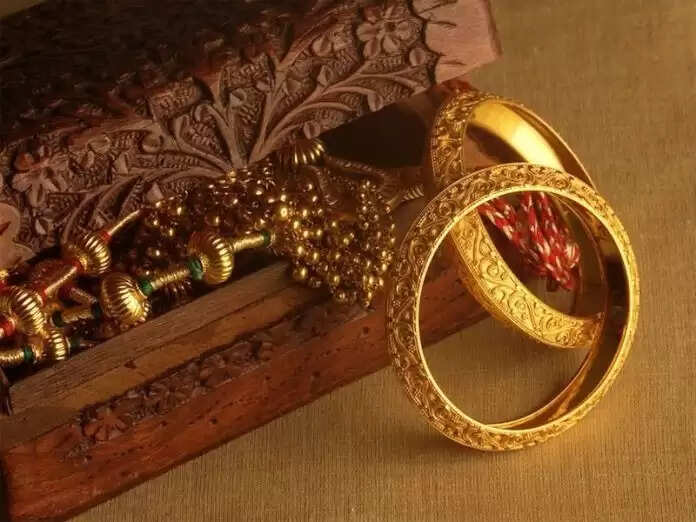 Gold Limit At Home: अगर घर में रखते हैं इससे ज्यादा सोना तो पड़ जाएगी INCOME TAX DEPARTMENT की रेड, यहां चेक करें सोने की सीमा